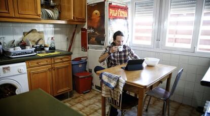 Iglesias en su casa de Madrid el día del debate en EL PAÍS.