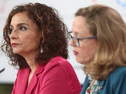 La ministra de Hacienda, María Jesús Montero (al fondo), y la vicepresidenta de Asuntos Económicos, Nadia Calviño.