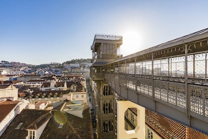 el más turístico de Lisboa con sus cafes literarios y sus locales de fado. Desde 1902, el elevador de Santa Justa lleva salvando los 30 metros que separan ambos distritos a bordo de sus bonitas cabinas de madera con todo el sabor 'vintage' que tan bien ha sabido preservar esta ciudad. Arriba aguardan un mirador, un café y el acceso a la parte alta de la ciudad. Es una visita, y una foto, imprescindible.