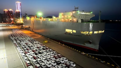 Vehículos a la espera de ser exportados en el puerto de Lianyungang, en la provincia china de Jiangsu.
