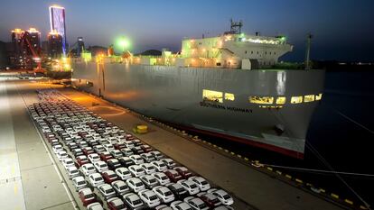 Centenares de coches en el puerto de Lianyungan, en China, listos para ser exportados.