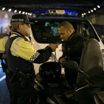 Los agentes practican una prueba de alcoholemia.