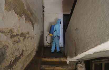 Un trabajador desinfecta un edificio en Bombay (India). El país administró durante las últimas 24 horas un récord de 4,3 millones de dosis contra el coronavirus, al tiempo que se imponía este martes en Nueva Delhi un toque de queda nocturno ante el aumento de casos, que en la última jornada en el país rozaron las 100.000 nuevas infecciones en plena segunda ola.