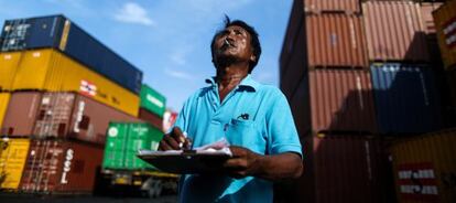 Un trabajador de un almac&eacute;n de contenedores en Bangkok.