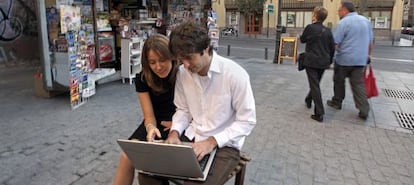 Una pareja, conectándose a Internet vía wifi en Madrid.