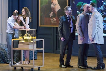 Barbara Hannigan, Peter Hoare, Stéphane Degout y Gyula Orendt en una escena de la ópera.