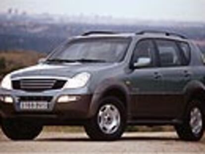 El Rexton tiene una de las líneas más modernas entre los todoterrenos. Mantiene un frontal poderoso, pero con los ángulos de la carrocería suavizados para aligerar su imagen. Y destaca la originalidad del conjunto.