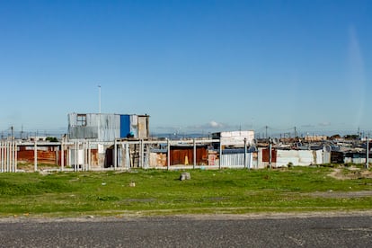 Chabolas en Gugulethu, con el tendido eléctrico por encima.