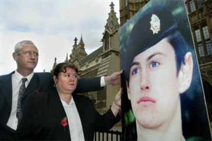Los padres del recluta Geoff Gray, que se suicidó en 2001 con 17 años, frente al Parlamento británico.