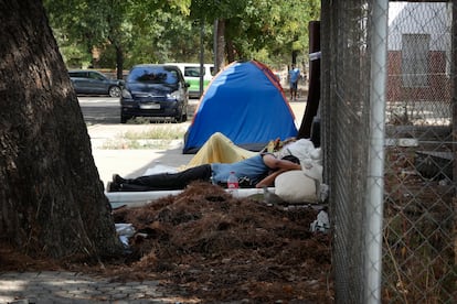 Jóvenes durmiendo en colchones en la calle junto al centro de salud de Letanías, en el Polígono Sur de Sevilla, este viernes.