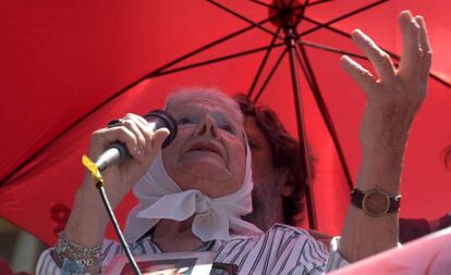 Nora Cortiñas ofrece un discurso durante una protesta frente al ministerio de Desarrollo Social en Buenos Aires, en enero de 2018.