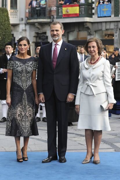 Para sus 14º premios (Letizia ha acudido a todos desde 2004, excepto en 2005, al estar embarazada de Leonor), la reina ha optado por un vestido en negro y gris con cuerpo ajustado y falda a media pierna y bordados de flores, acompañado por unos zapatos negros con altísimo tacón y puntera descubierta con los que ha desafiado los 16 grados de Oviedo.