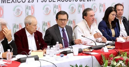 Ildefonso Guajardo (centro), este martes en el Senado.