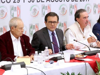 Ildefonso Guajardo (centro), este martes en el Senado.