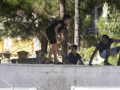 A group of minors jump the fence at a shelter in La Línea (Cádiz).