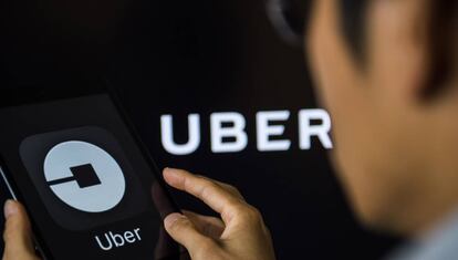Una persona utiliza la aplicación de Uber.