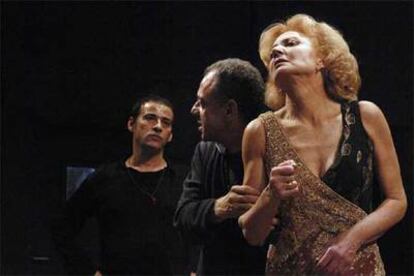 Lluís Pasqual, en el centro, dirige a Eduard Fernández y Marisa Paredes en <i>Hamlet.</i>