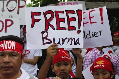 Activistas birmanos sostienen pancartas por la libertad durante una protesta contra el gobierno birmano.