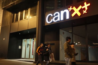 Fachada de la sucursal de Caja Navarra en la Plaza Circular de Bilbao.
