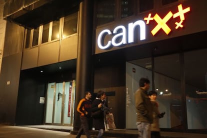 Fachada de la sucursal de Caja Navarra en la Plaza Circular de Bilbao. 