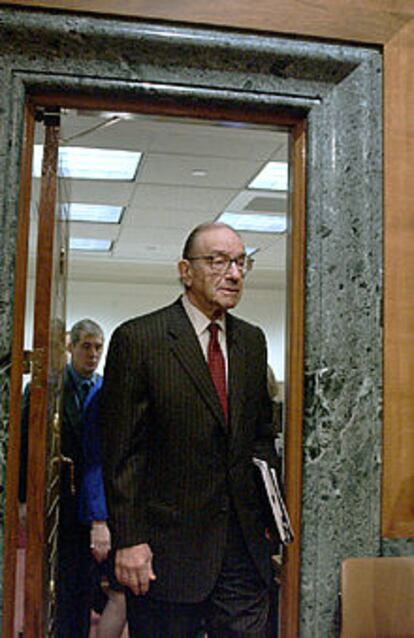 Greenspan, ayer, a su llegada al Senado.