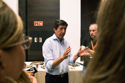 Juan Marín, candidato de Ciudadanos, habla con la prensa en un encuentro informal para valorar los malos resultados de Ciudadanos. 