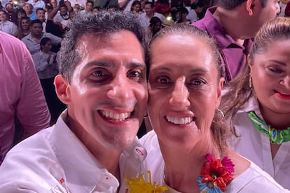Rommel Pacheco, que militara por el PAN y PRI se fotografía con Claudia Sheinbaum, candidata presidencial de su nuevo partido, en octubre de 2023.