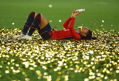 Salma Paralluelo se fotografía en el césped del Estadio Australia de Sídney tras recoger la medalla.