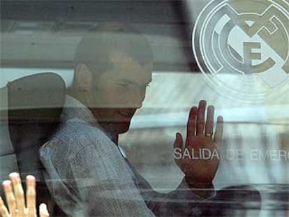 Las estrellas del Real Madrid han recorrido la escasa distancia que separa la Puerta del Sol de la Plaza de la Villa y de la catedral de la Almudena en autobús.