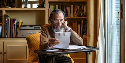 El escritor repasa sus notas en la mesita del salón de su casa, junto a la ventana, el lugar desde donde escribe.