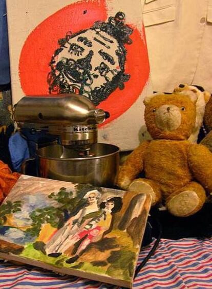 Algunos de los objetos a la venta por Jasper Joffe: una batidora de cocina, un oso de peluche y algunas obras de arte