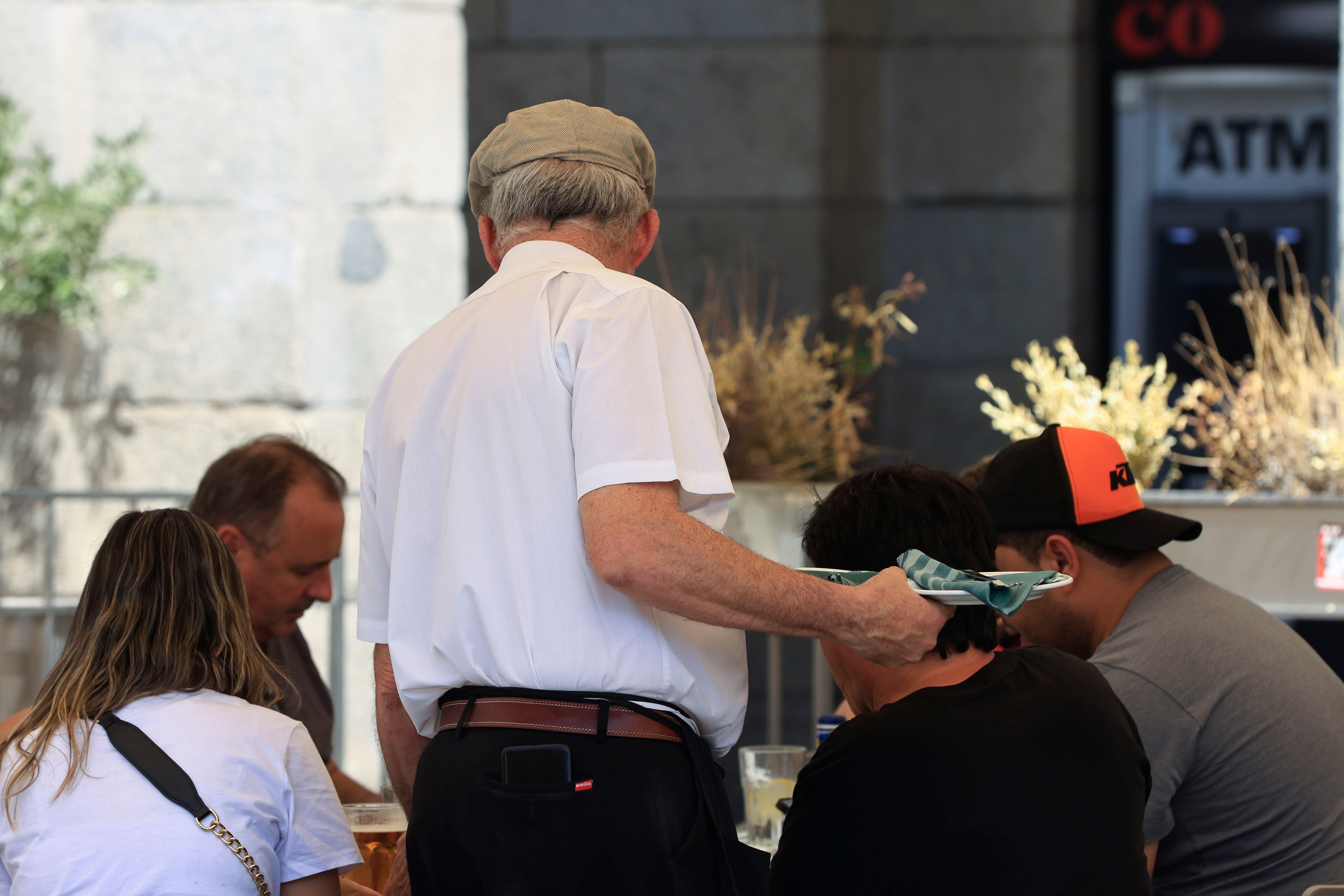 Un camarero atiende a unos clientes en el centro de Madrid, en una foto de archivo.