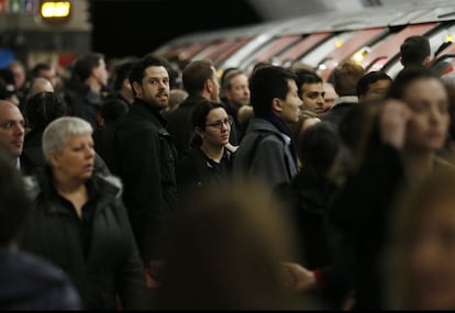 La compañía Metro de Londres ha emplazado a los sindicatos a aceptar una reunión antes del viernes y a poner fin a sus paros. En la imagen, viajeros esperan en la estación Victoria de Londres.