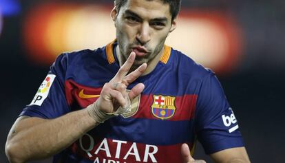 Luis Suárez celebra un dels seus quatre gols a l'Sporting al Camp Nou.