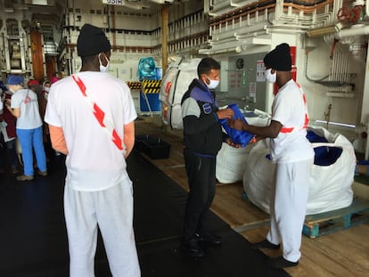 Los más activos son un grupo de los 26 chicos del primer rescate del ‘Geo Barents’, que llegaron el jueves al barco de MSF. Se turnan para ayudar a repartir las mochilas de bienvenida con ropa y comida, y les explican en árabe o francés lo que contiene.