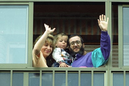 José Antonio Ortega Lara saluda acompañado de su esposa Domitila y de su hijo Daniel desde el balcón de su domicilio en Burgos tras 532 días secuestrado por ETA. 