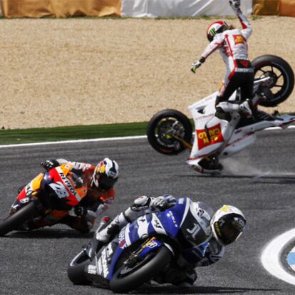 Lorenzo y Pedrosa lideran la carrera mientras Simoncelli, tras ellos, sufre una caída.