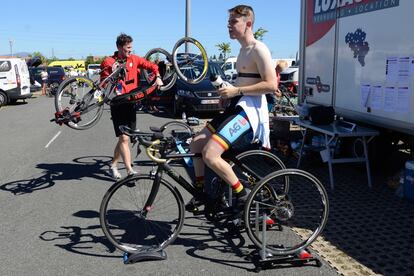 Un participante en la Copa del Mundo de Ciclismo Adaptado realiza el calentamiento previo a tomar parte en la competición.