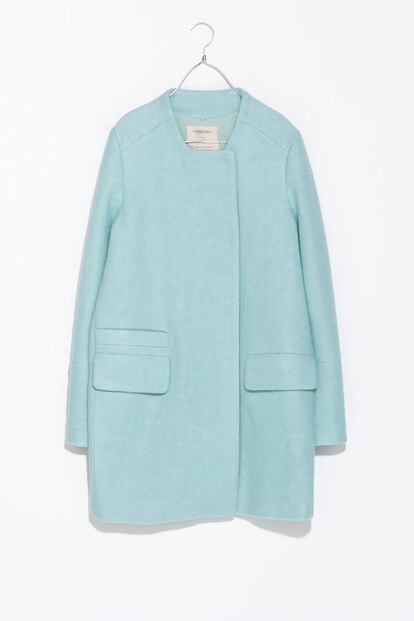 Abrigo azul candy de Zara (69,95 euros).