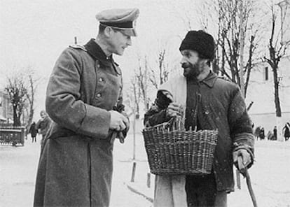 Hosenfeld, en el invierno de 1939, con un judío polaco, en Wegrow.
