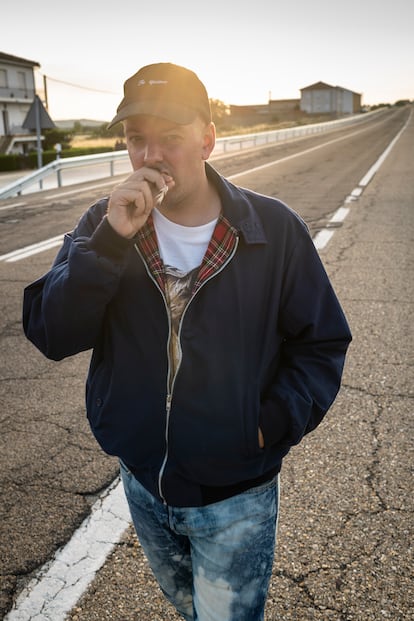 Carlos Pereiro, alias Carlangas. Músico y artista gallego nacido en Monterroso (Lugo), fotografiado en Toral de Fondo (León).