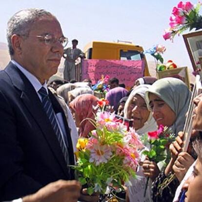 Colin Powell visita a familiares de víctimas de un ataque con armas químicas en 1988, ayer, en Halabja (Irak).
