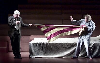 Ramon Fontserè (derecha) y Xavier Boada, caracterizados como Jordi Pujol y Pasqual Maragall en 'Ubú President'.