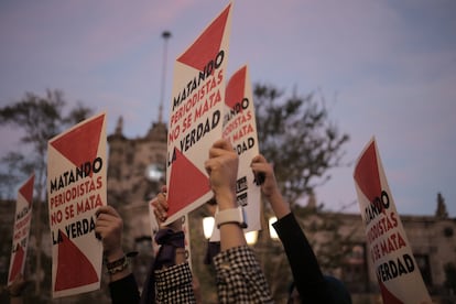 Periodistas en Guadalajara se manifestaron frente al Palacio de Gobierno. 