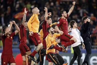 Jugadores de La Roma celebran la victoria ante el Barcelona