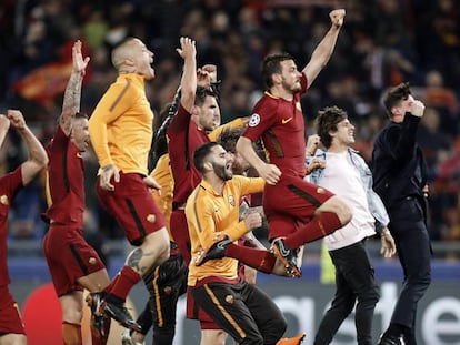 Jugadores de La Roma celebran la victoria ante el Barcelona