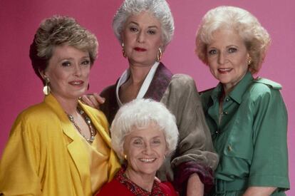 Rue McClanahan, Bea Arthur (de pie), Estelle Getty (sentada) y Betty White, las cuatro protagonistas de 'Las chicas de oro'.