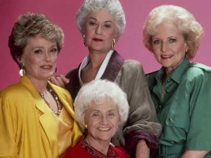 Rue McClanahan, Bea Arthur (de pie), Estelle Getty (sentada) y Betty White, las cuatro protagonistas de 'Las chicas de oro'.