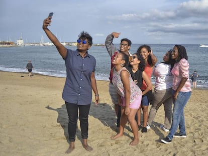 Els joves activistes de Peace Boat, a la Platja del Bogatell de Barcelona.