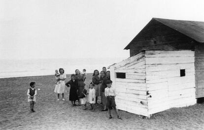 "Playa", fotografía de Robert Frank realizada en Valencia a finales de los años 40.